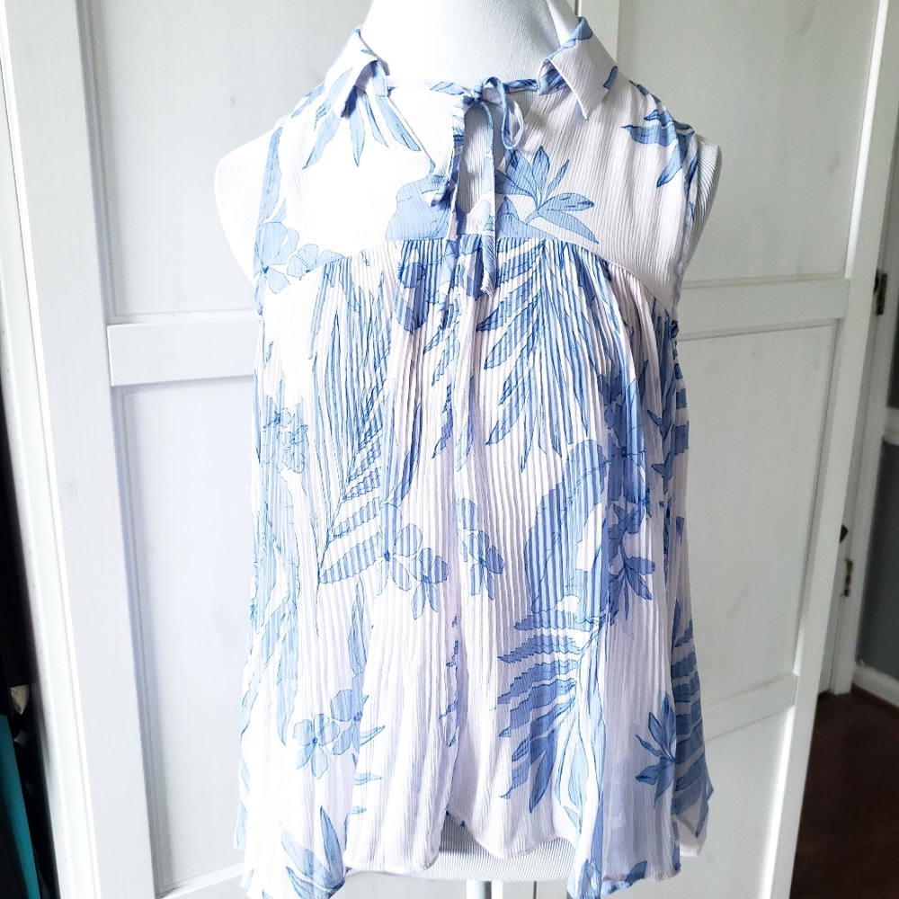 Lauren Conrad Floral Pleated Top Shirt Sleeveless
